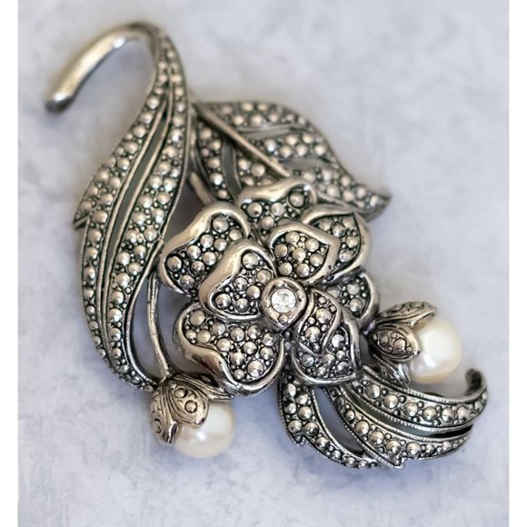 Vintage Silver Tone Artistic Abstract Flower Brooch by KJL For Avon - C11 - Picture 2 of 3